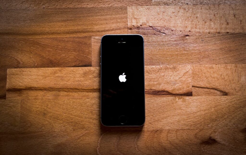 Imagem de um aparelho celular iPhone.