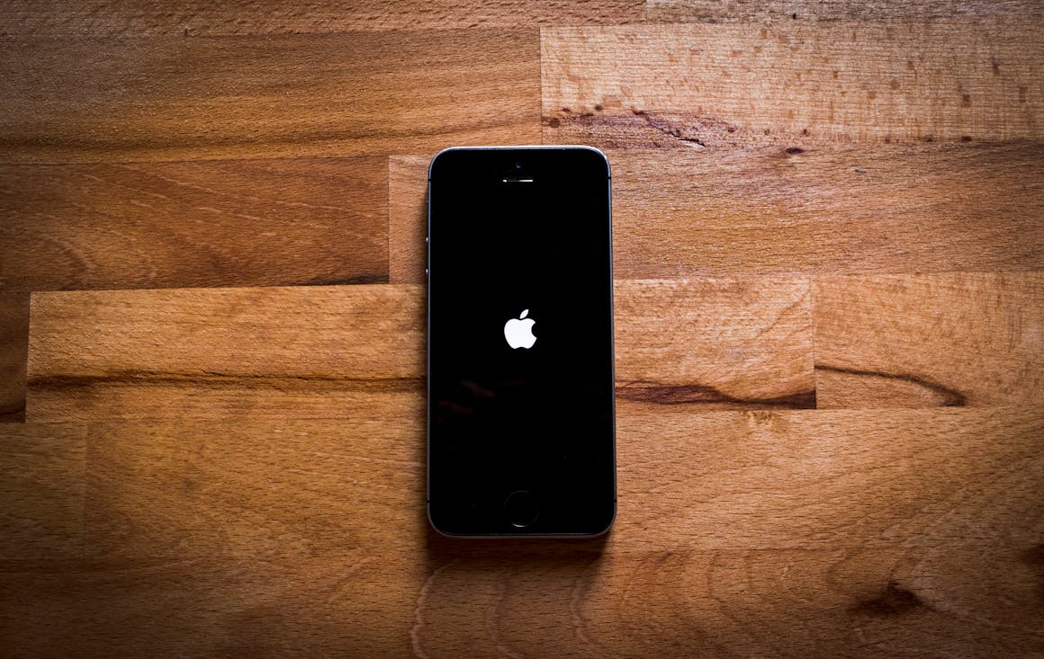 Imagem de um aparelho celular iPhone.
